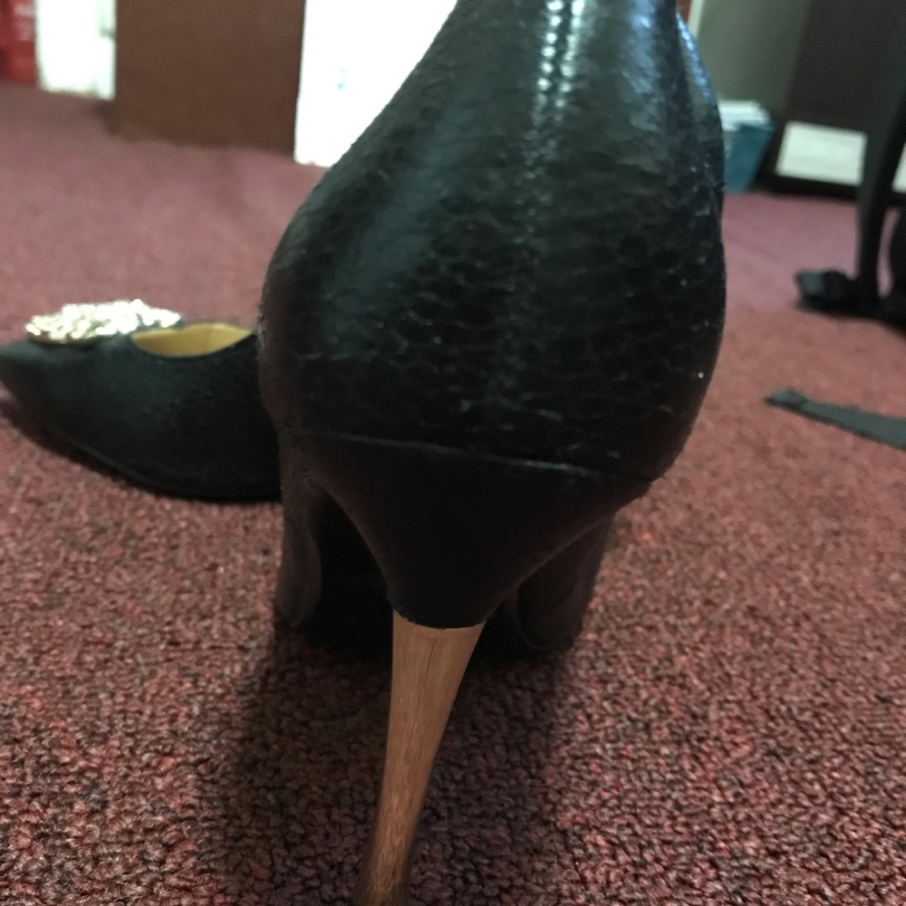 Thalia Sodi Black and Gold Heels Size 6 - Picture 6 of 9